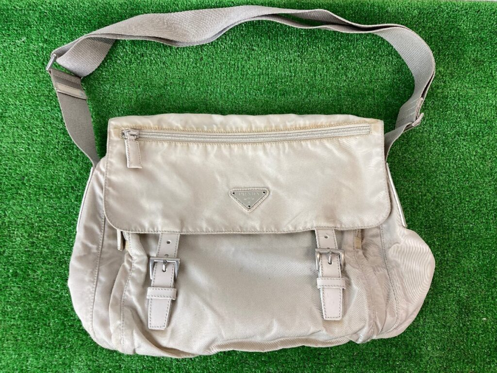 PRADA　プラダ　ナイロン　ショルダーバッグ　ベージュ系　三角プレート　斜め掛け　レザー　レディース