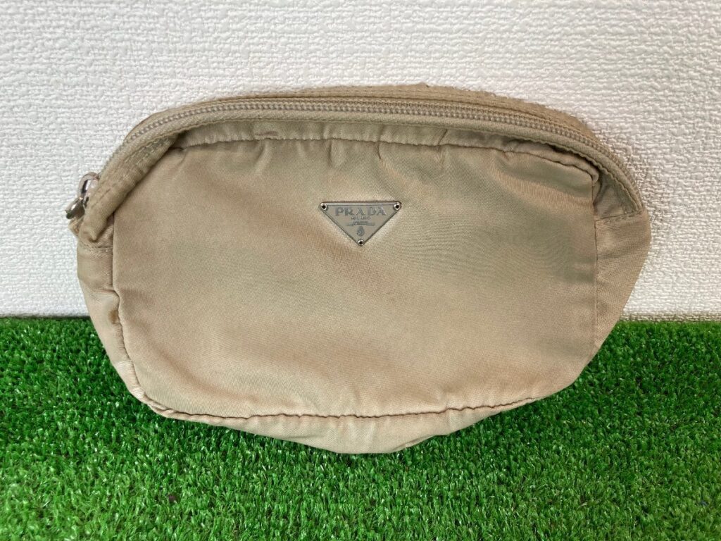 PRADA　プラダ　ナイロン　ポーチ　ベージュ系　三角プレート　化粧ポーチ　小物入れ