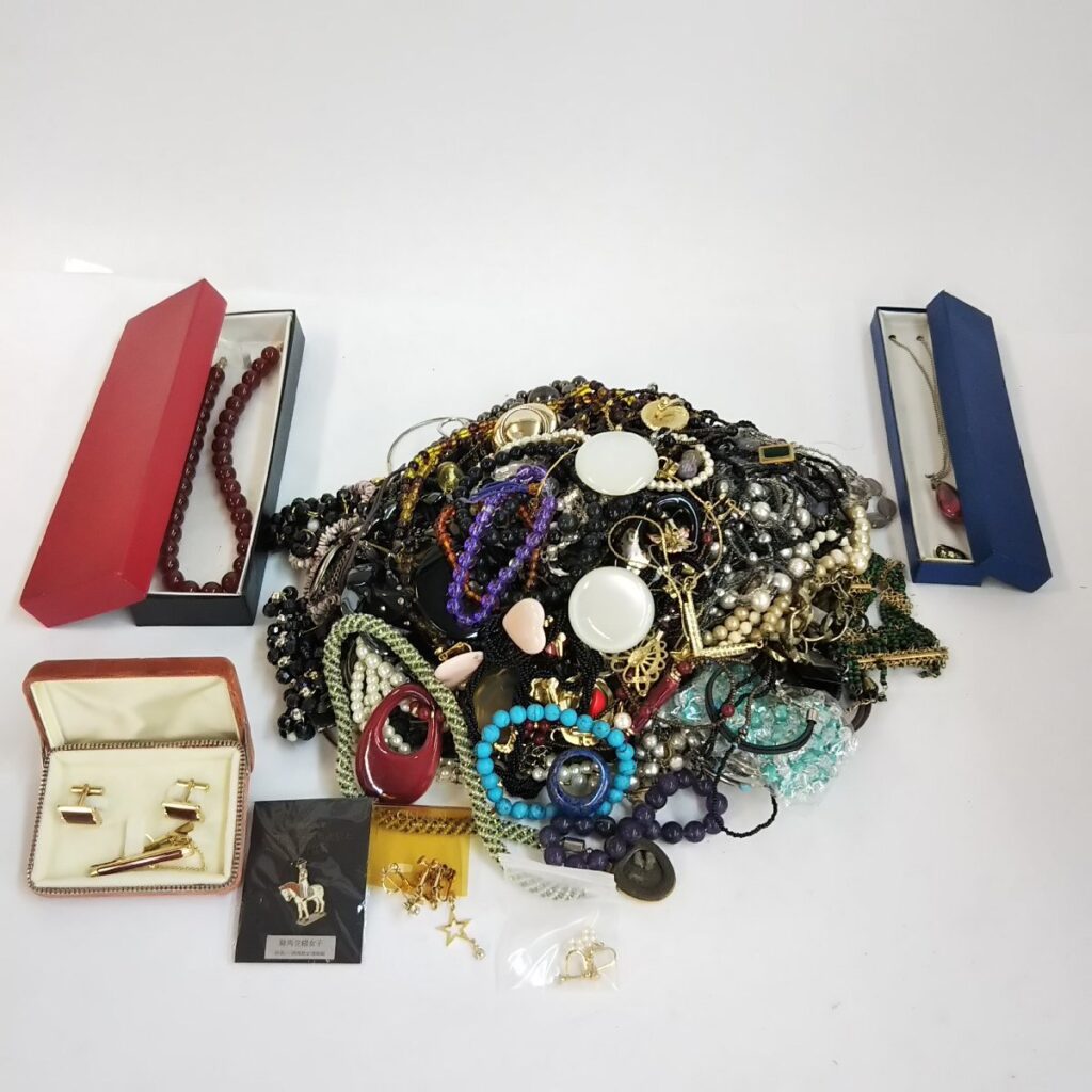 大量 総重量約3,000g ジャンク アクセサリーいろいろまとめて ネックレス/イヤリング/キーホルダー/ピアスなど 現状品