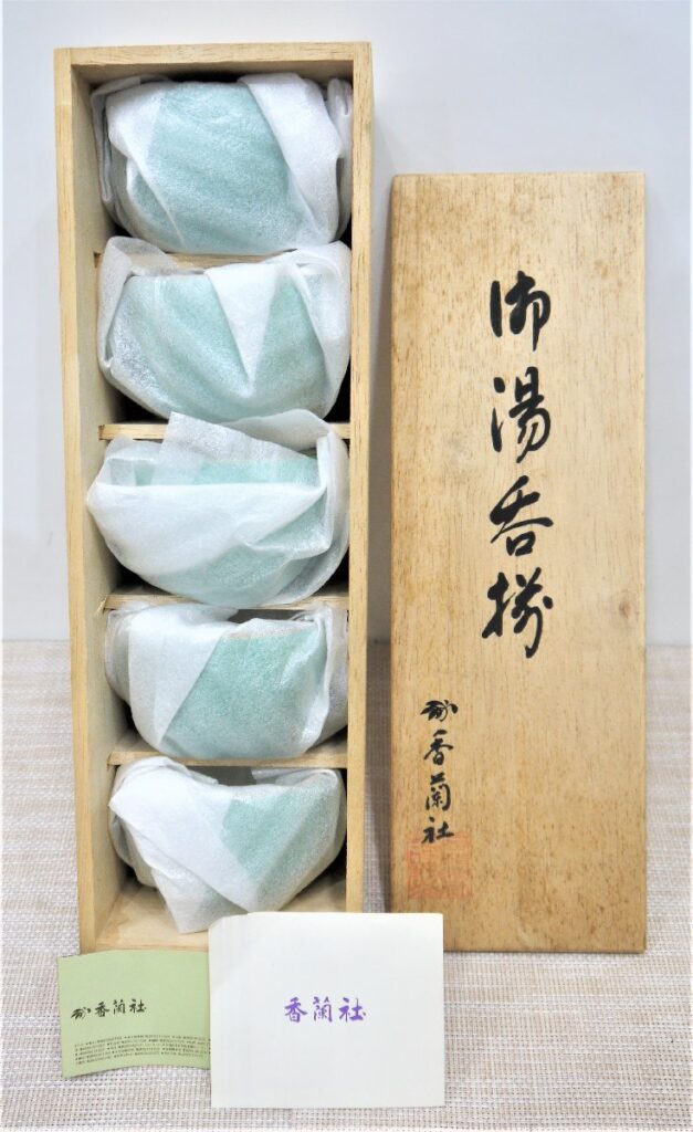 香蘭社 湯呑み 5客セット 木箱入り サイズ直径8.5センチ高さ5.5センチ