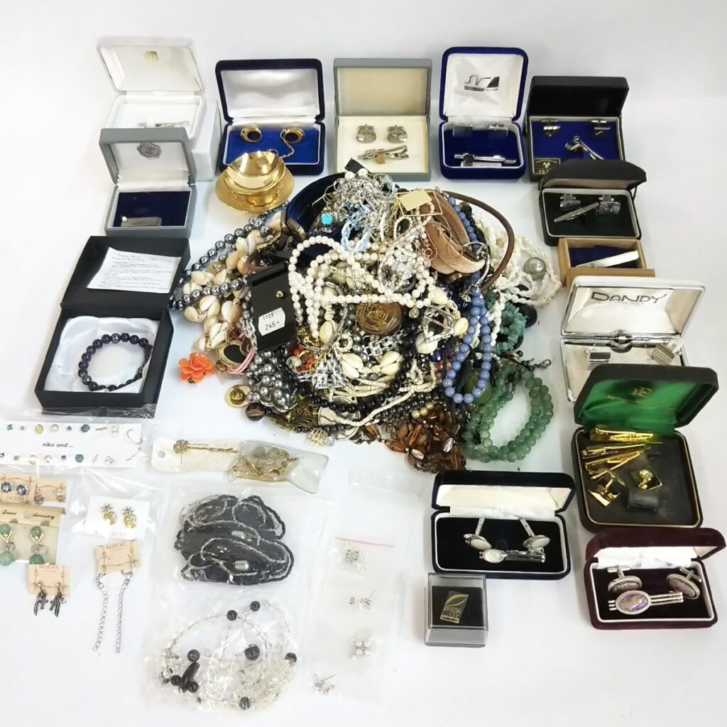 大量 総重量約4,000g ジャンク アクセサリーいろいろまとめて ネックレス/イヤリング/キーホルダー/ピアスなど 現状品