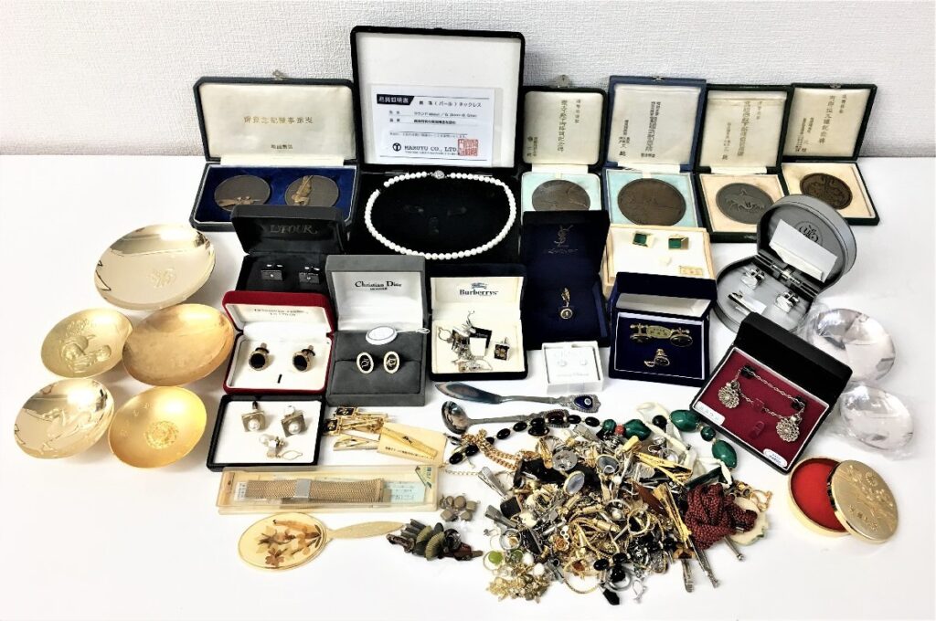 アクセサリー等まとめ　カフス／ネックレス／指輪／記念メダルなど　2㎏超