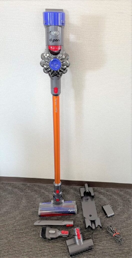 dyson コードレスクリーナー sv10 v8 fiuffy ダイソン 動作確認済み 掃除機 充電器付き