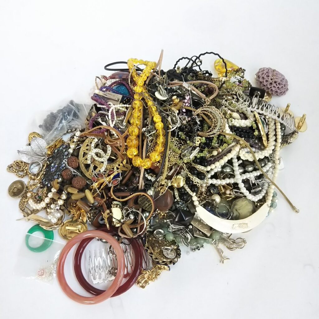 量 総重量約3,310g ジャンク アクセサリーいろいろまとめて ネックレス/イヤリング/キーホルダー/ピアスなど 現状品