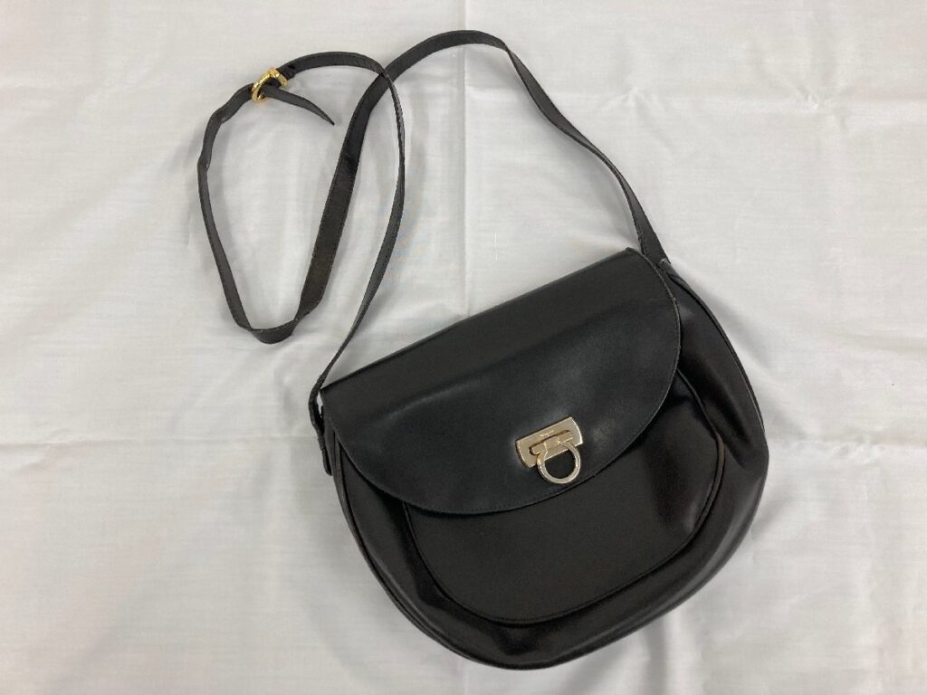 Salvatore Ferragamo フェラガモ ショルダーバッグ レザー ブラック