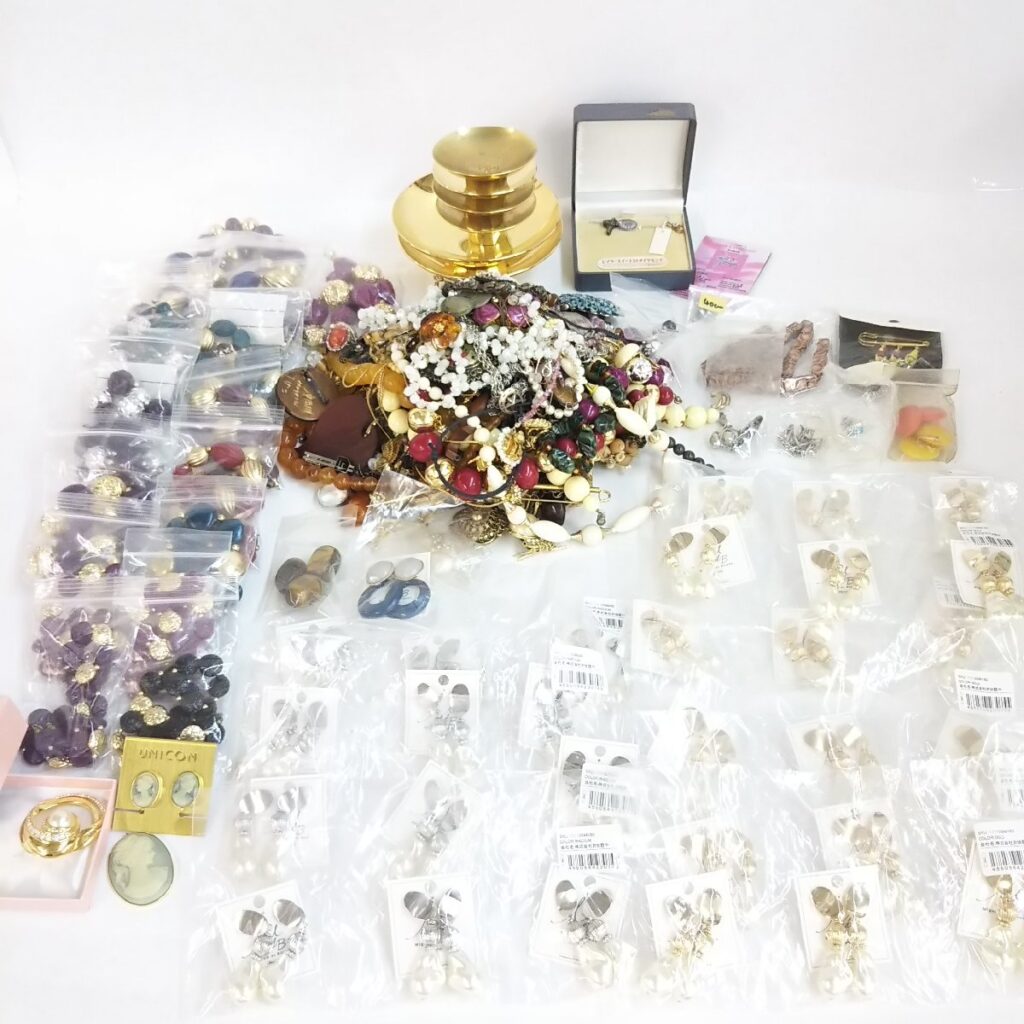大量 総重量約4,100g ジャンク アクセサリーいろいろまとめて ネックレス/イヤリング/キーホルダー/ピアスなど 現状品