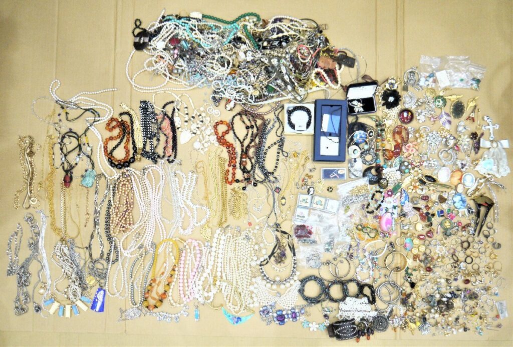 約10kg アクセサリー まとめ 大量 ネックレス ブローチ イヤリング 指輪 など メッキ イミテーション