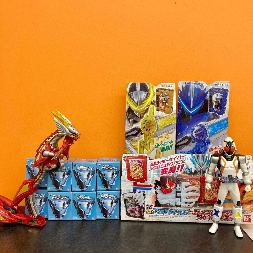 仮面ライダーグッズ まとめ 2Kg以上 フォーゼ 龍騎サバイブ ウィザード セイバー ワンダーライドブック フィギュアなど