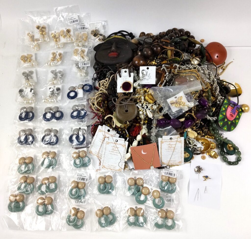 大量 総重量約4,200g ジャンク アクセサリーいろいろまとめて ネックレス/イヤリング/ピアス/ブローチなど 現状品