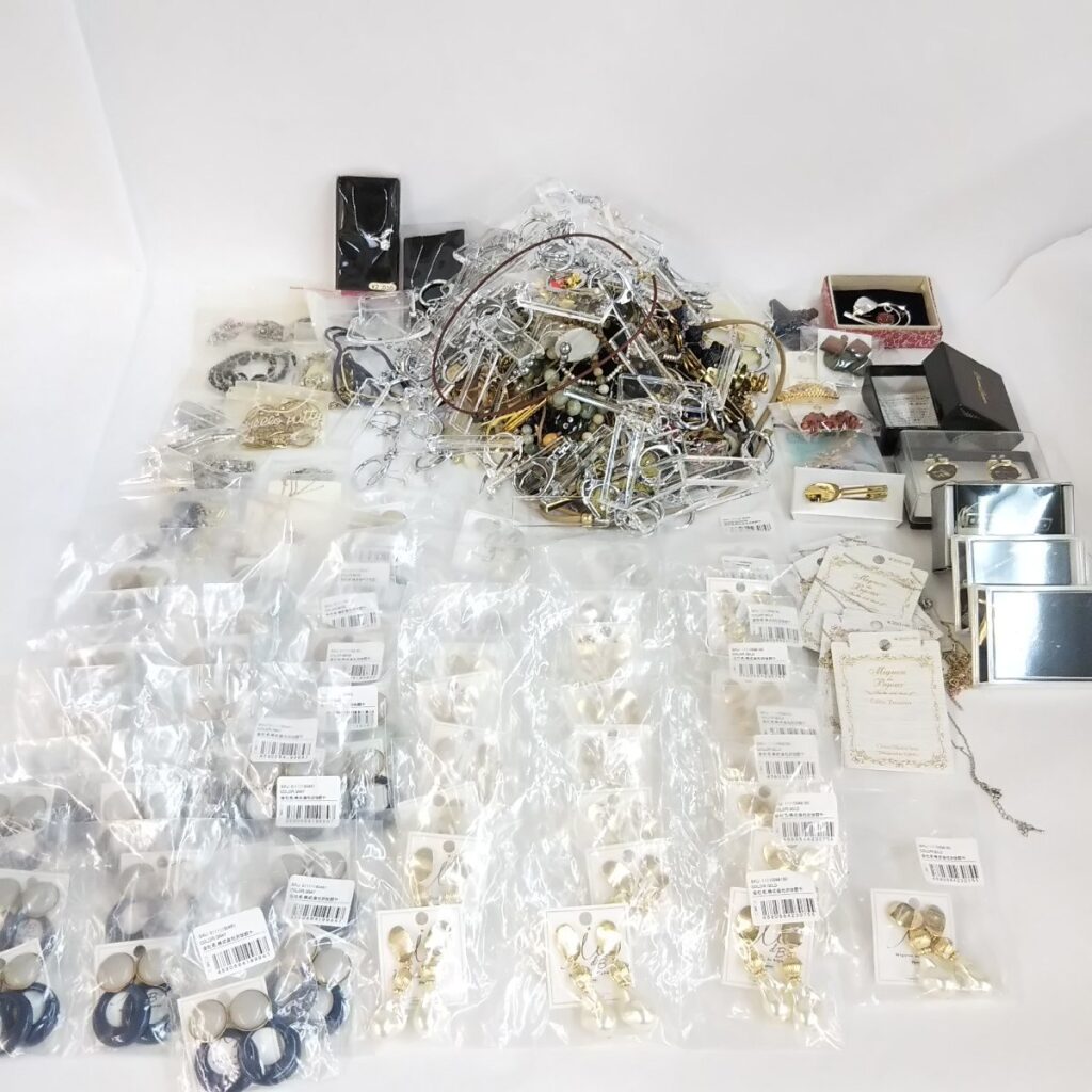 大量 総重量約3,900g ジャンク アクセサリーいろいろまとめて ネックレス/イヤリング/キーホルダー/ピアスなど 現状品