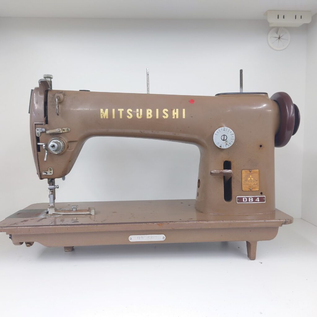 MITSUBISHI 三菱 工業用ミシン DB4 昭和レトロ アンティーク ミシン　動作未確認
