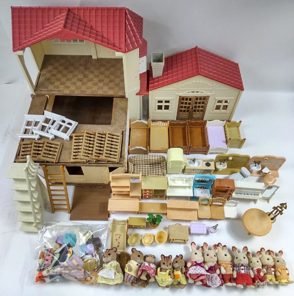 ジャンク シルバニアファミリー 赤い屋根の大きなお家 家具 小物 人形 いろいろまとめて 現状品