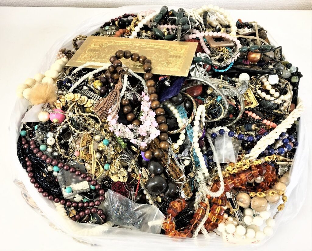 アクセサリーまとめ　ネックレス／指輪／イヤリング／ブローチ等　8㎏超