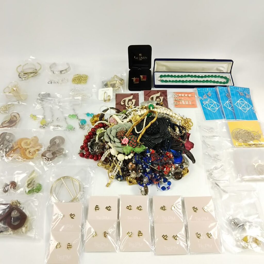 大量 総重量約3,000g ジャンク アクセサリーいろいろまとめて ネックレス/イヤリング/ピアス/ブローチなど 現状品