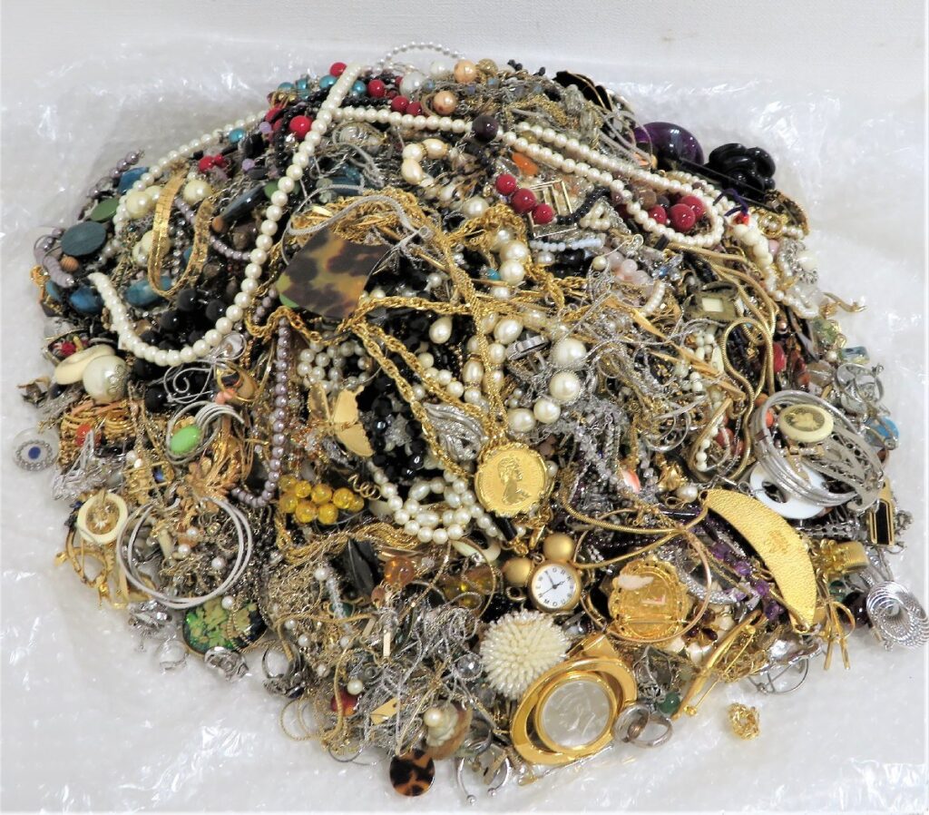 アクセサリー　大量まとめ　10ｋｇ超え　指輪　ネックレス　ブローチ　イヤリングなど　10.2ｋｇ