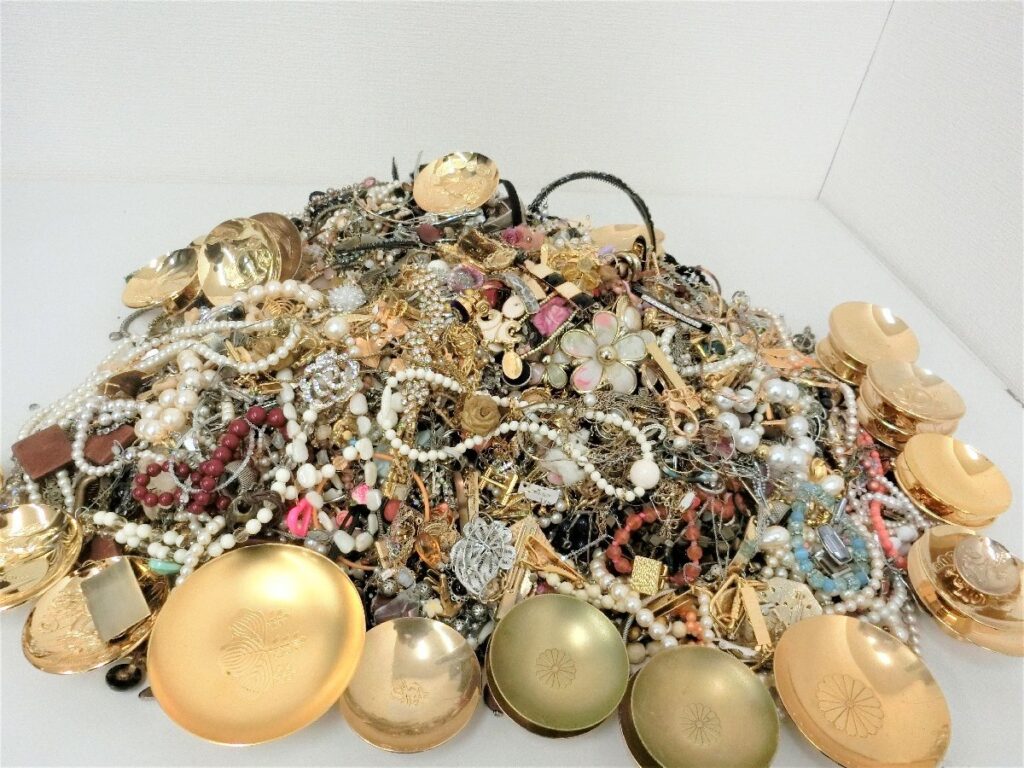 アクセサリー 大量まとめ 15ｋｇ超え 指輪 ネックレス ブローチ イヤリング 24KGP金杯など