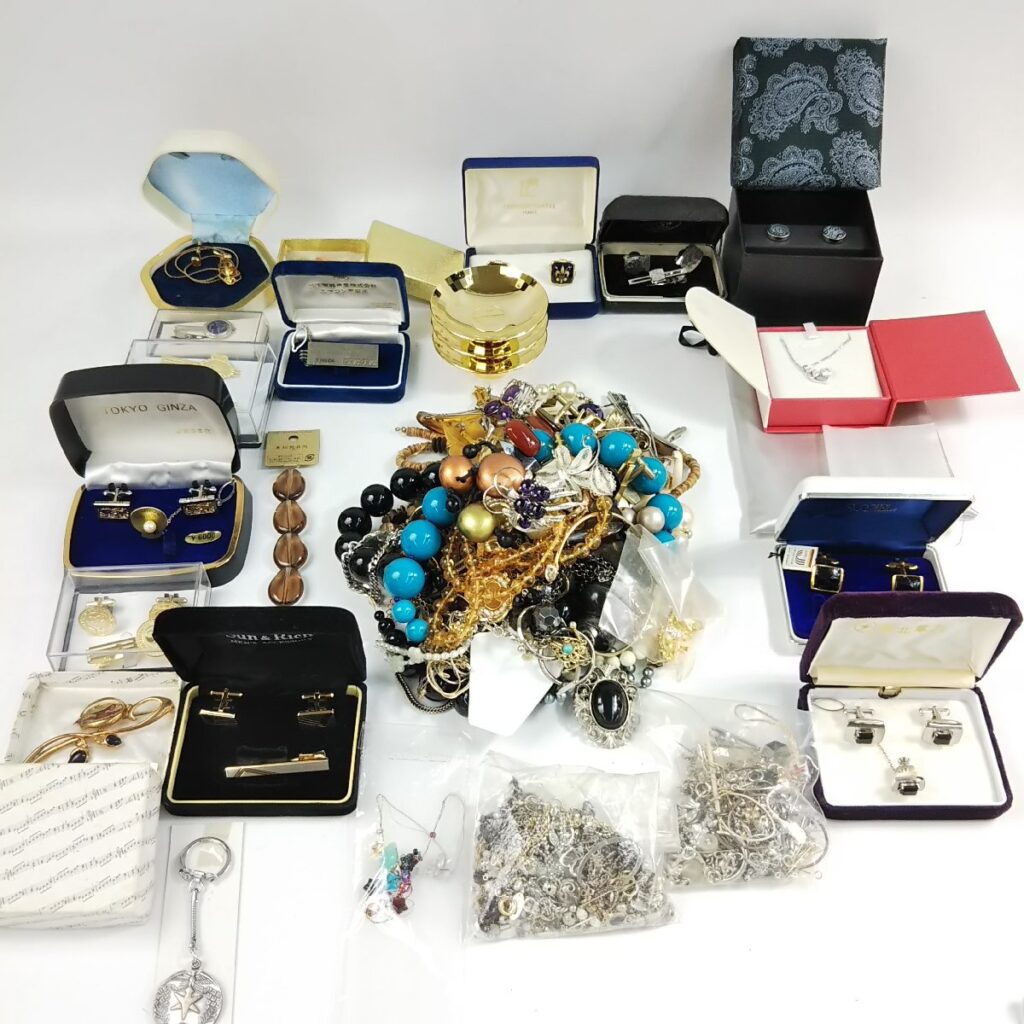 大量 総重量約3,200g ジャンク アクセサリーいろいろまとめて ネックレス/イヤリング/ピアス/ブローチなど 現状品