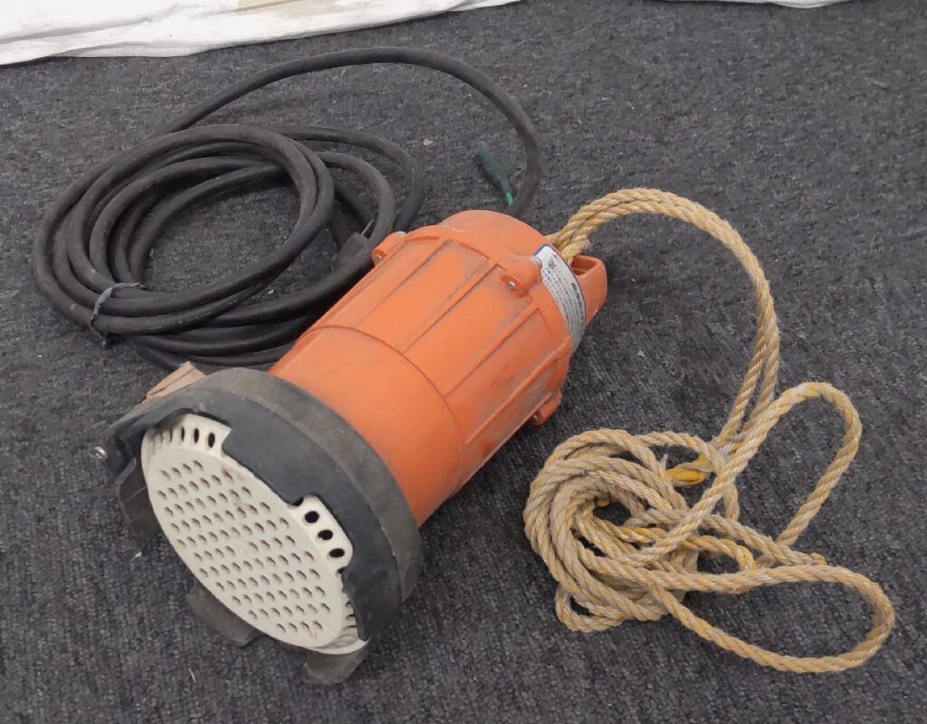 ジャンク 通電OK!! 寺田ポンプ製作所 SG-150C 水中ポンプ 口径32ｍｍ 動作未確認 現状品