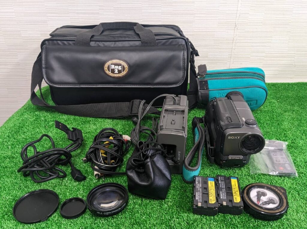 SONY video Hi8 Handycam CCD-TR3 ビデオカメラ ＋ CONVERSION LENS X1.4 VCL-1437H ＋バッテリー 通電のみ確認済み
