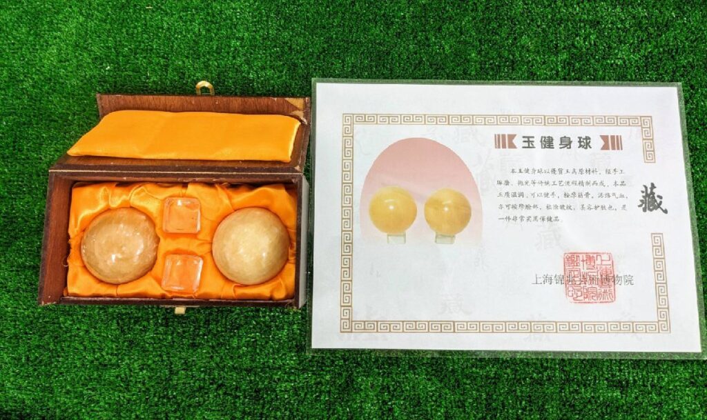 上海錦兆芸術博物院 玉健身球 翡翠 2個入 台座/箱付き 中国古美術品 中国工芸品