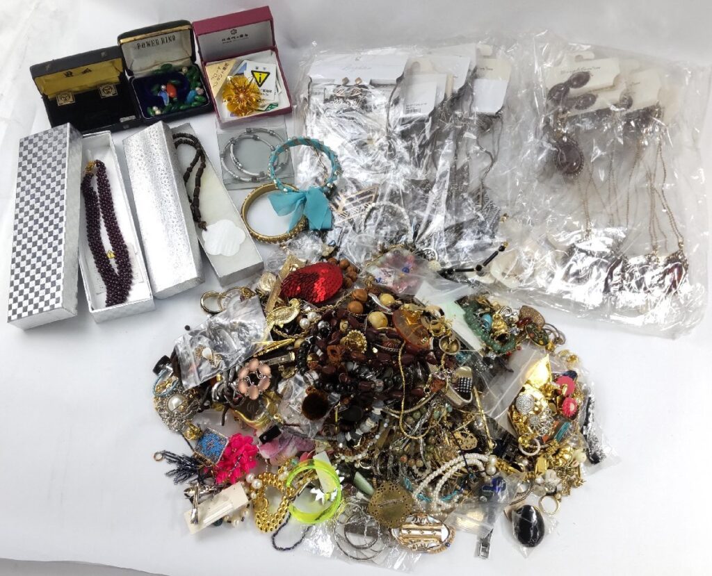 大量 総重量約6,200g ジャンク アクセサリーいろいろまとめて ネックレス/イヤリング/ピアス/髪留めなど 現状品