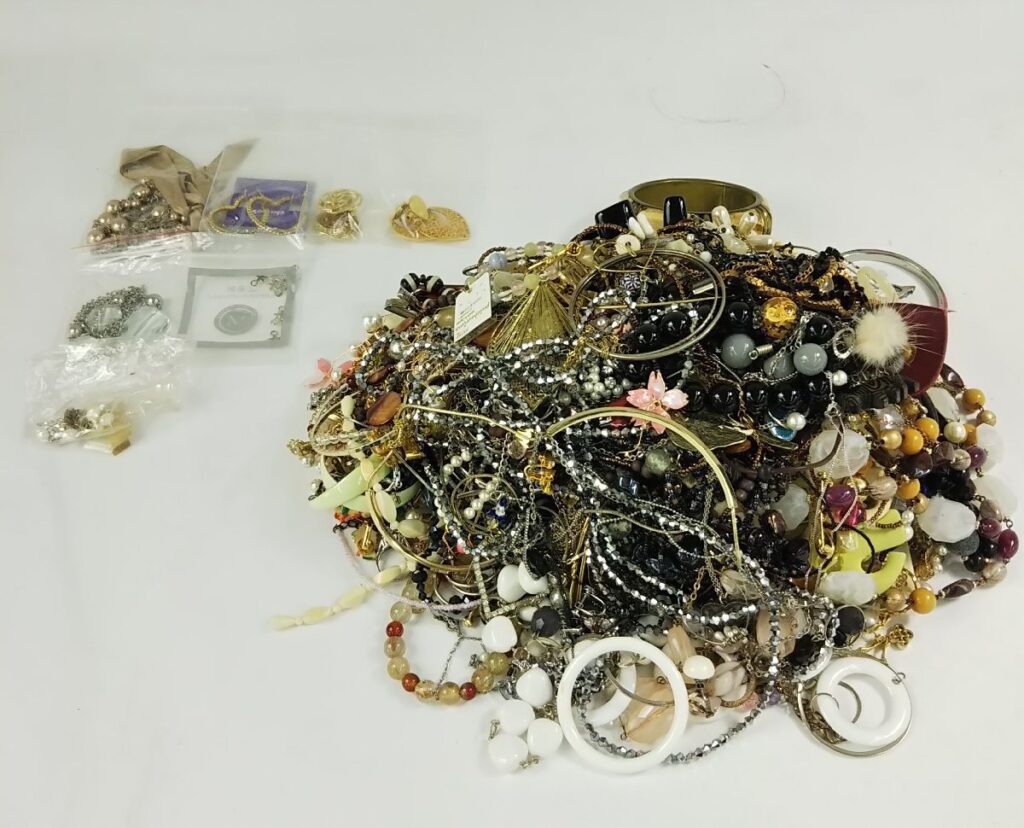 大量 総重量約3,890g ジャンク アクセサリーいろいろまとめて ネックレス/イヤリング/ピアス/髪留めなど 現状品