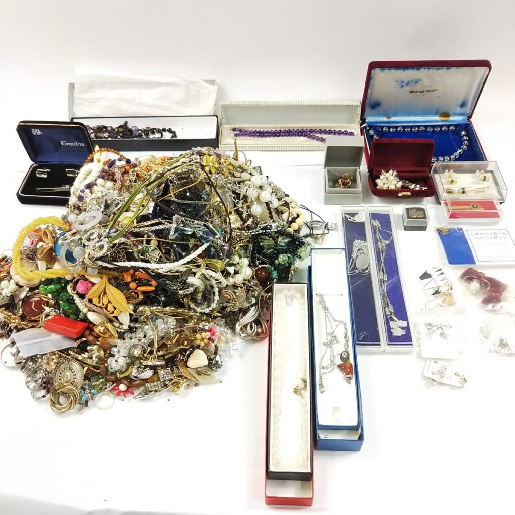 大量 総重量約7,290g ジャンク アクセサリーいろいろまとめて ネックレス/イヤリング/ピアス/髪留めなど 現状品