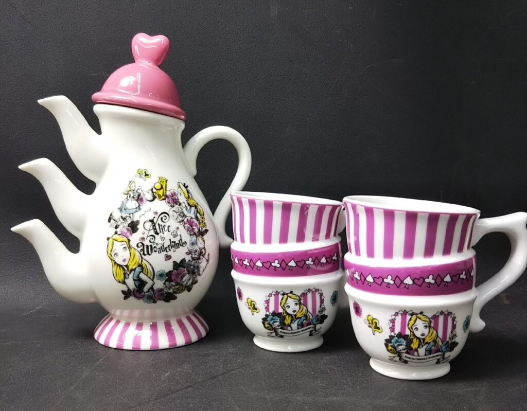 未使用 Alice in Wonderland ティーポット&ペアマグセット アリスインワンダーランド 不思議の国のアリス ディズニー