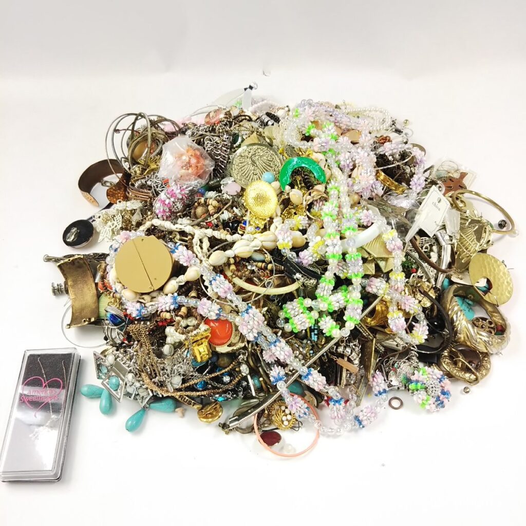 大量 総重量約9,550g ジャンク アクセサリーいろいろまとめて ネックレス/イヤリング/ピアス/髪留めなど 現状品