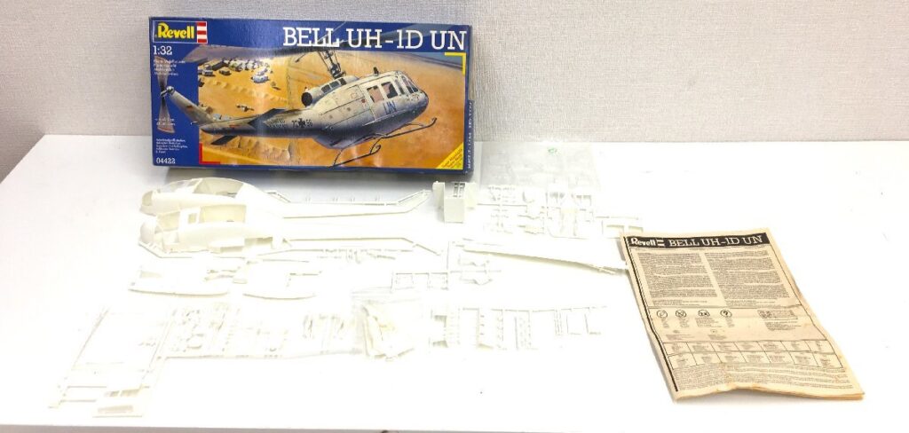 Revell レベル UH-1D UN 1/32スケール ヘリコプター
