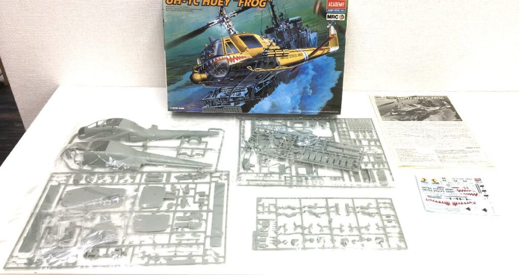 ACADEMY アカデミー UH-1C HUEY FROG ヒューイ フロッグ 1/35
