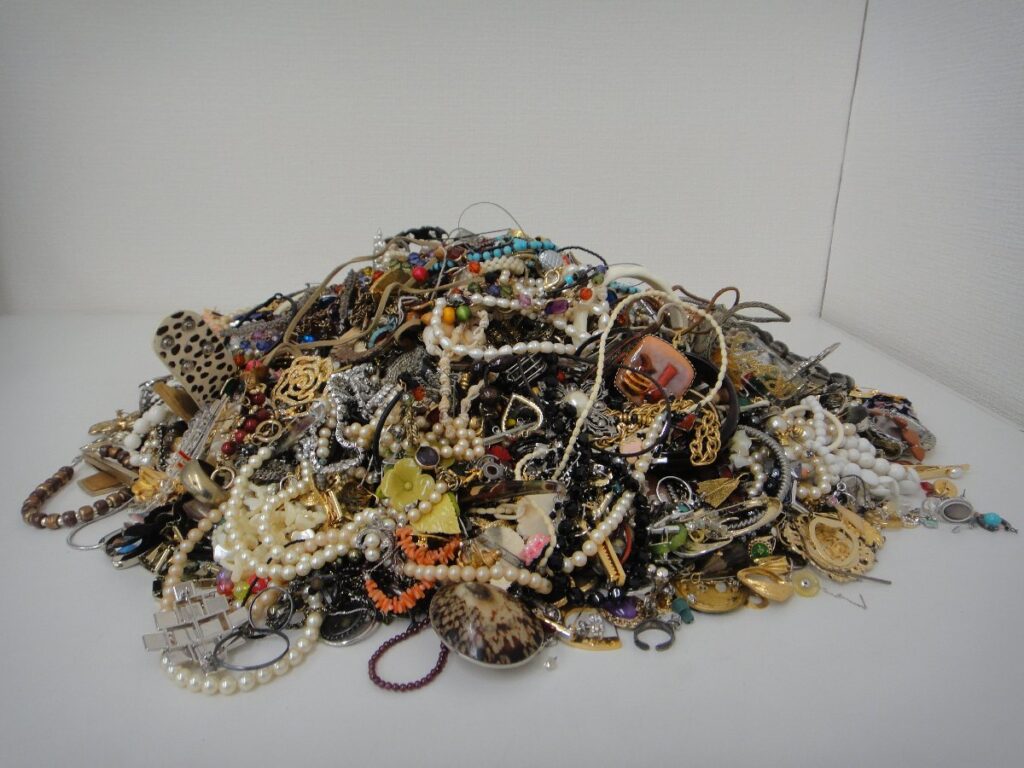 アクセサリー イミテーション 大量まとめ 約１1kg 指輪 ネックレス ブローチ イヤリング など