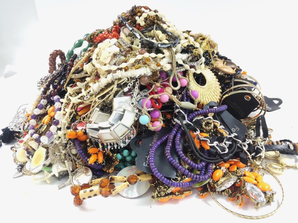 大量 総重量約7,990g ジャンク アクセサリーいろいろまとめて ネックレス/イヤリング/ピアス/髪留めなど 現状品