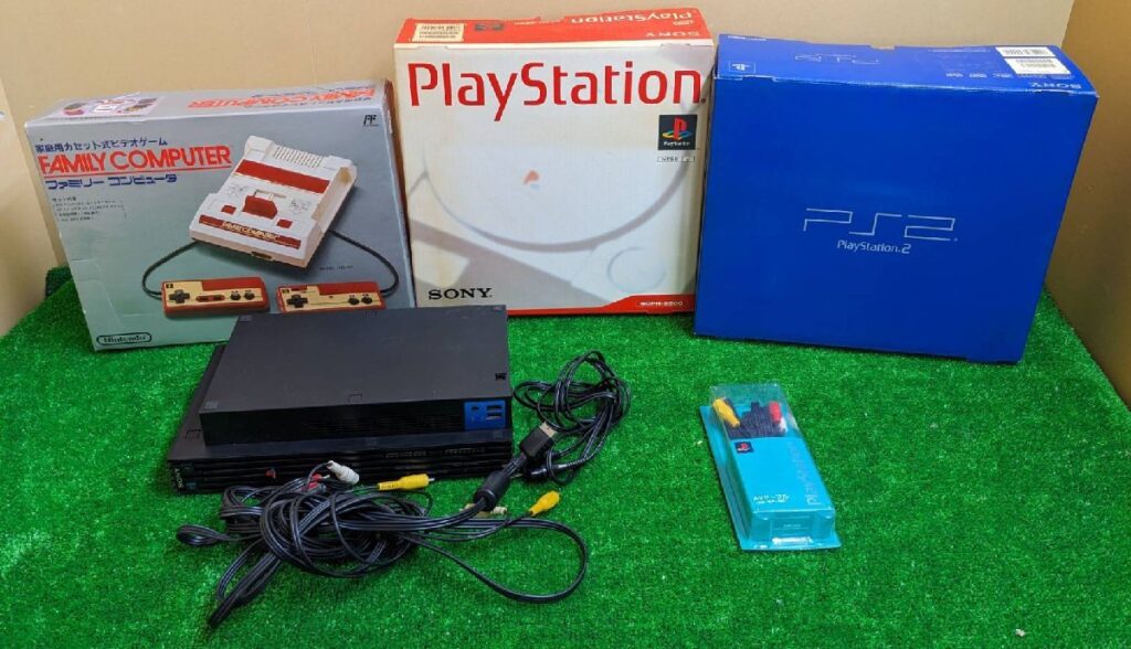 Sony PS1 SCPH-5500/PS2 SCPH-10000 SCPH-30000 /任天堂 ファミリーコンピューター HVC-001 計４台　まとめ売り