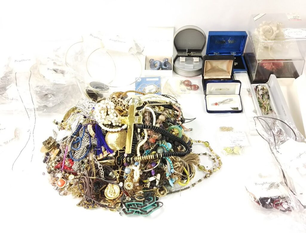 大量 総重量約6,510g ジャンク アクセサリーいろいろまとめて ネックレス/イヤリング/ピアス/髪留めなど 現状品