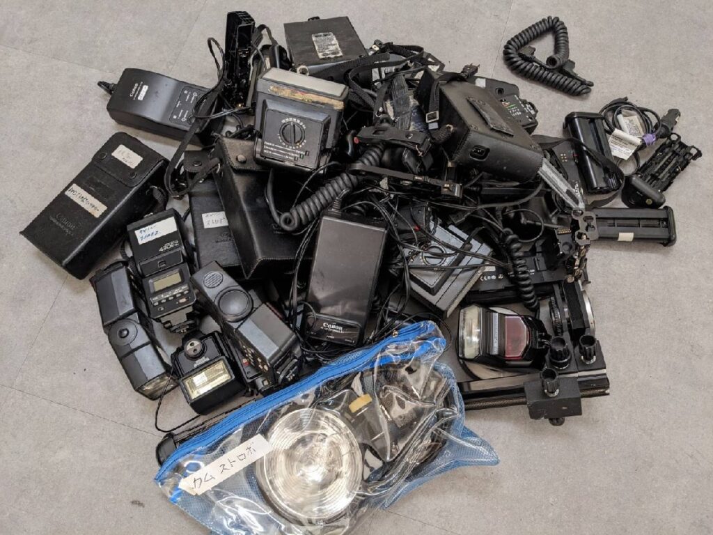 カメラ付属品 ストロボ バッテリー など 大量まとめ売り 動作未確認