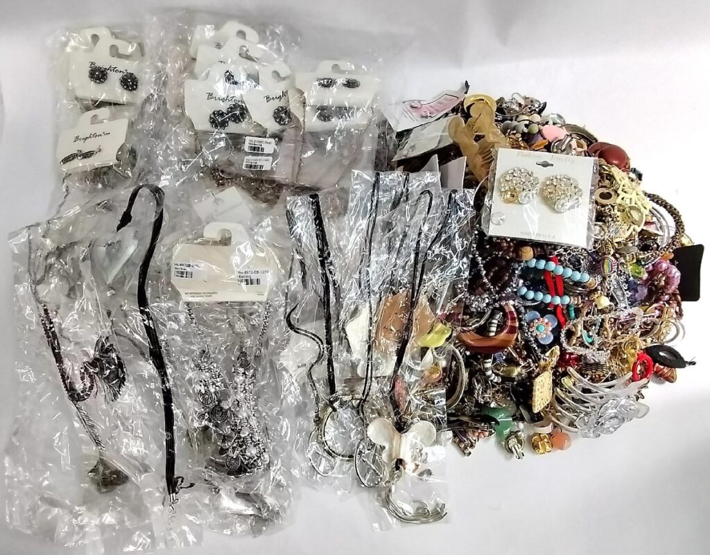 大量 総重量約7,330g ジャンク アクセサリーいろいろまとめて ネックレス/イヤリング/ピアス/髪留めなど 現状品