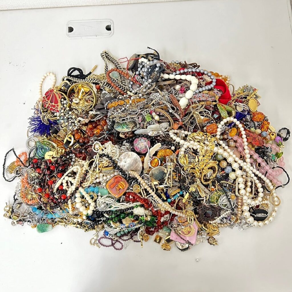 アクセサリー イミテーション 大量まとめ 約8kg 指輪 ネックレス ブローチ イヤリング など