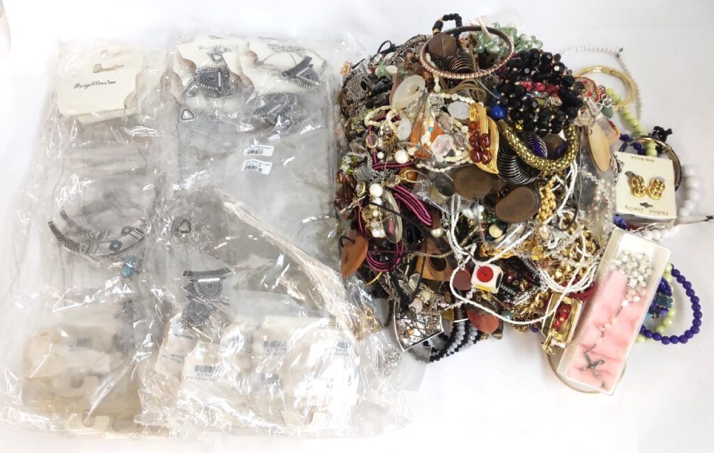 大量 総重量約9,860g ジャンク アクセサリーいろいろまとめて ネックレス/イヤリング/ピアス/髪留めなど 現状品