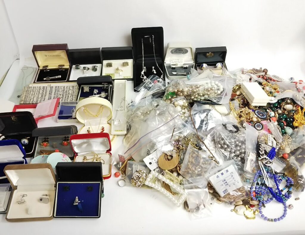 大量 総重量約8,260g ジャンク アクセサリーいろいろまとめて ネックレス/イヤリング/ピアス/髪留めなど 現状品