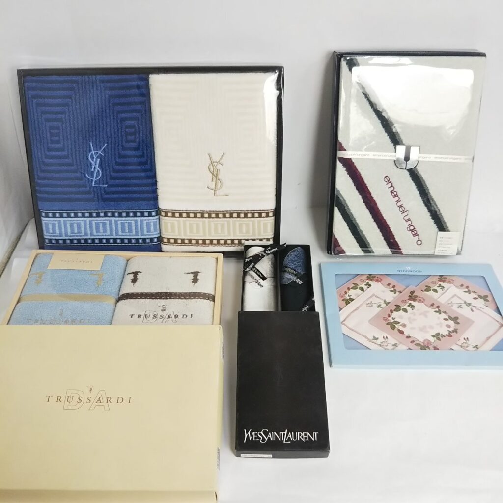未使用 各種ブランドギフトタオルなどいろいろまとめて YSL/WEDGWOODなど WEDGWOOD コースターセット