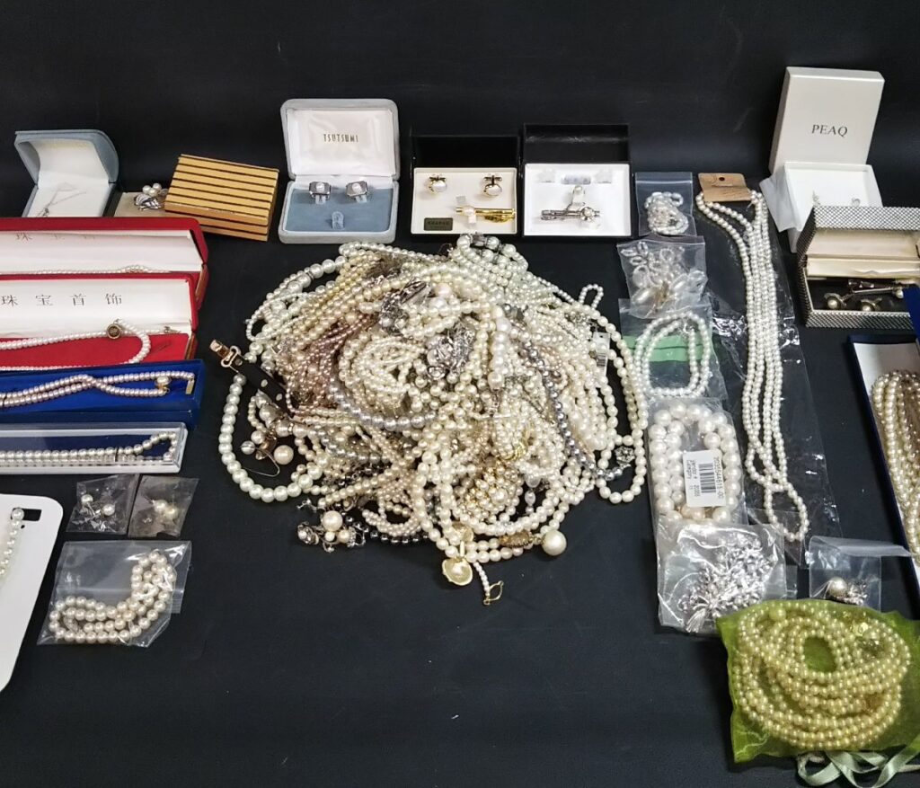 大量 総重量約3.940g ジャンク パール風 真珠風 アクセサリーまとめ ネックレス/イヤリング/ブローチなど 現状品