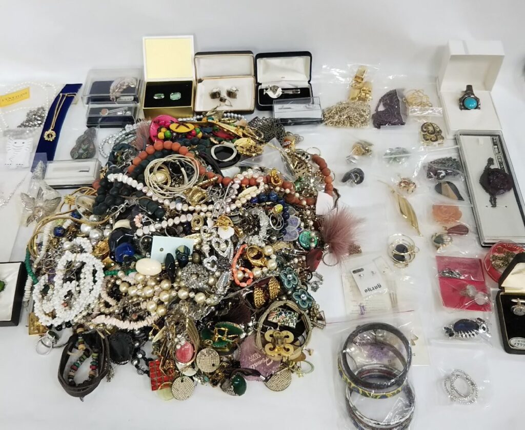 大量 総重量約7,460g ジャンク アクセサリーいろいろまとめて ネックレス/イヤリング/ピアス/髪留めなど 現状品