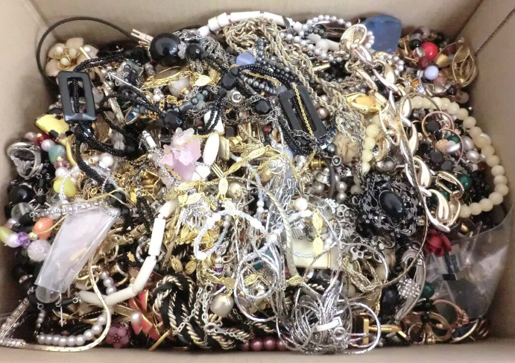 ブローチ ネックレス ブレスレット ピアス など アクセサリー まとめ売り 約6.6kg