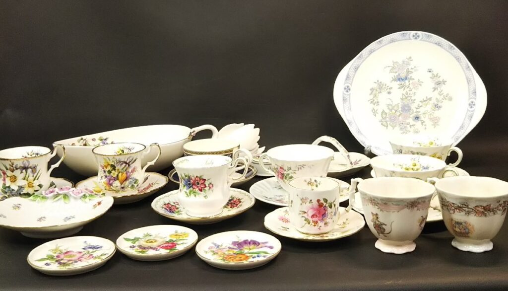 大量 アンティーク風 洋食器いろいろまとめて ROYAL DOULTONなど カップ&ソーサー/プレートなど