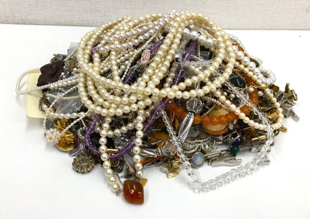 アクセサリー イミテーション まとめ売り 総重量3.4kg ネックレス/ブローチ/リング/フェイクパール/他