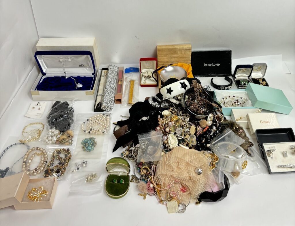 大量 総重量約4,890g ジャンク アクセサリーいろいろまとめて ネックレス/イヤリング/ピアス/髪留めなど 現状品