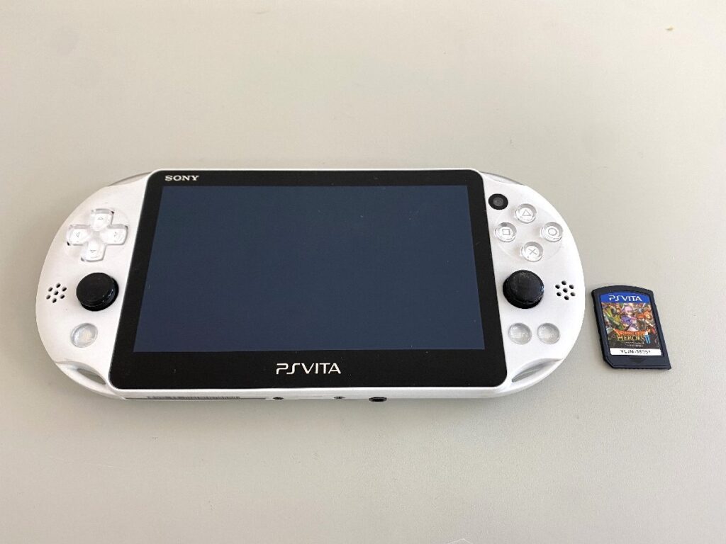 SONY ソニー PlayStation PSVita PCH-2000 ホワイト ゲーム機 本体 ゲームソフト付き 初期化・簡易動作確認済み