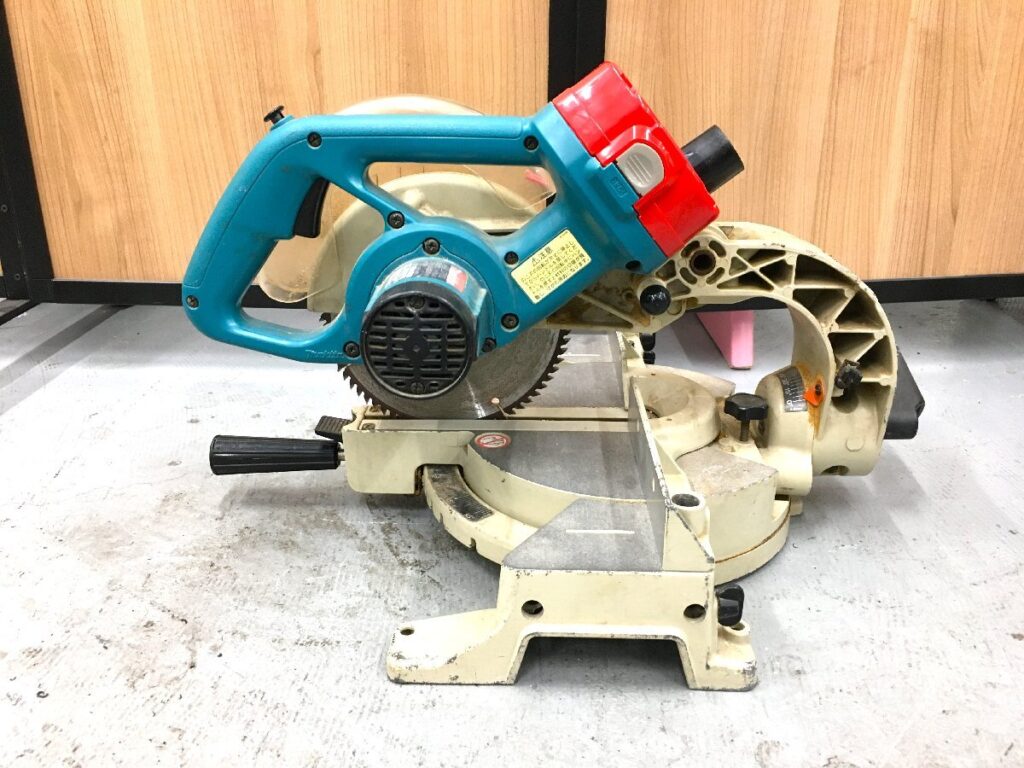 makita マキタ 充電式卓上丸ノコ LS711D 充電式7型スライドマルノコ 丸ノコギリ のこぎり 電動工具