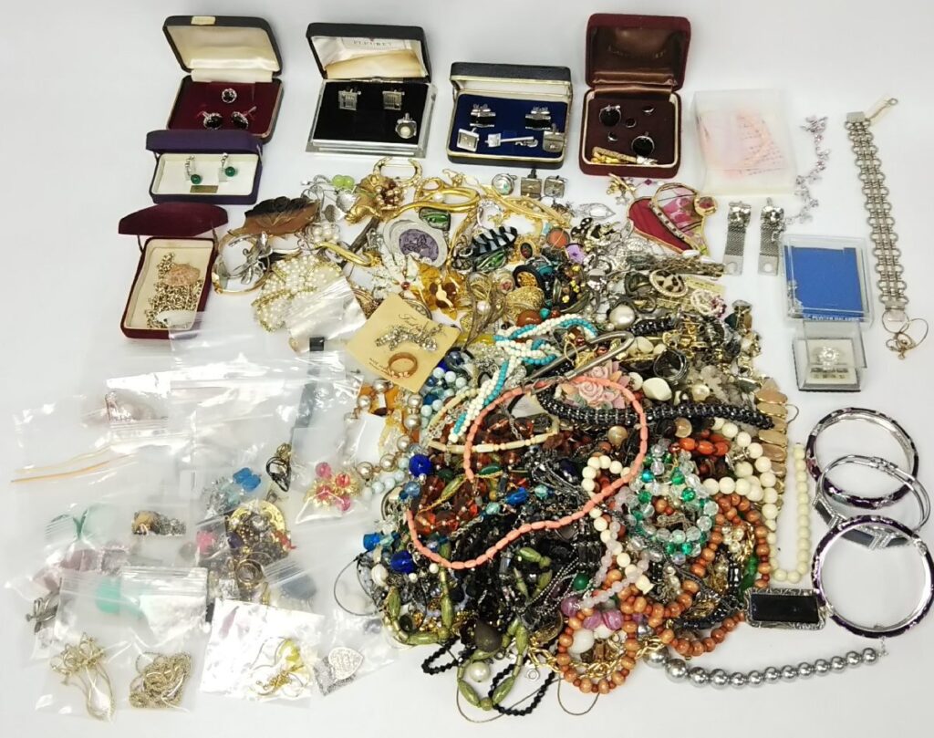 大量 総重量約3500g ジャンク アクセサリーいろいろまとめて ネックレス/イヤリング/ピアス/ブローチ/カフスなど 現状品